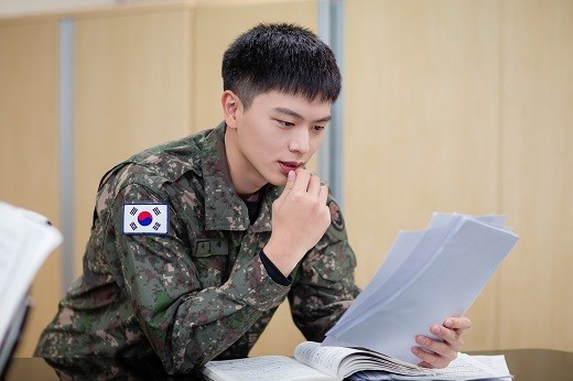 組圖：BTOB陸星材軍營照公開 穿軍樂隊制服服兵役