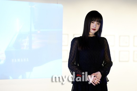 组图：具惠善亮相释出会 水钻贴嘴角妆容特别