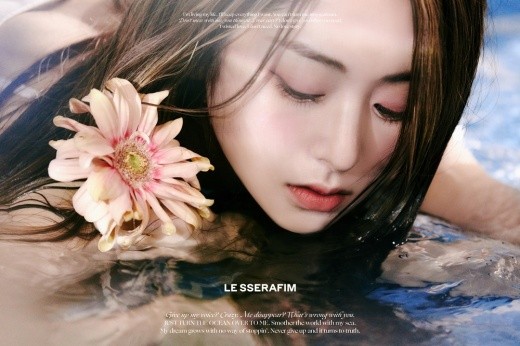 组图：LESSERAFIM出道专辑预告照 水中清凉夏日氛围十足