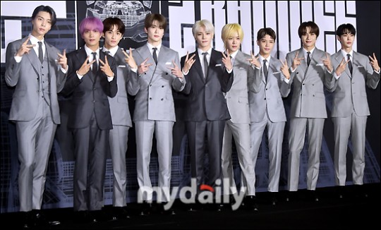 組圖：NCT127出席新專輯釋出會 全員穿西裝亮相變成熟