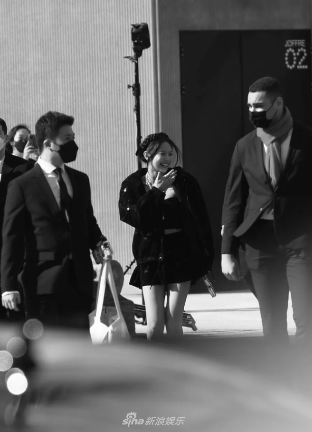 組圖：JENNIE巴黎時裝週頭排看秀 編髮造型場外送飛吻