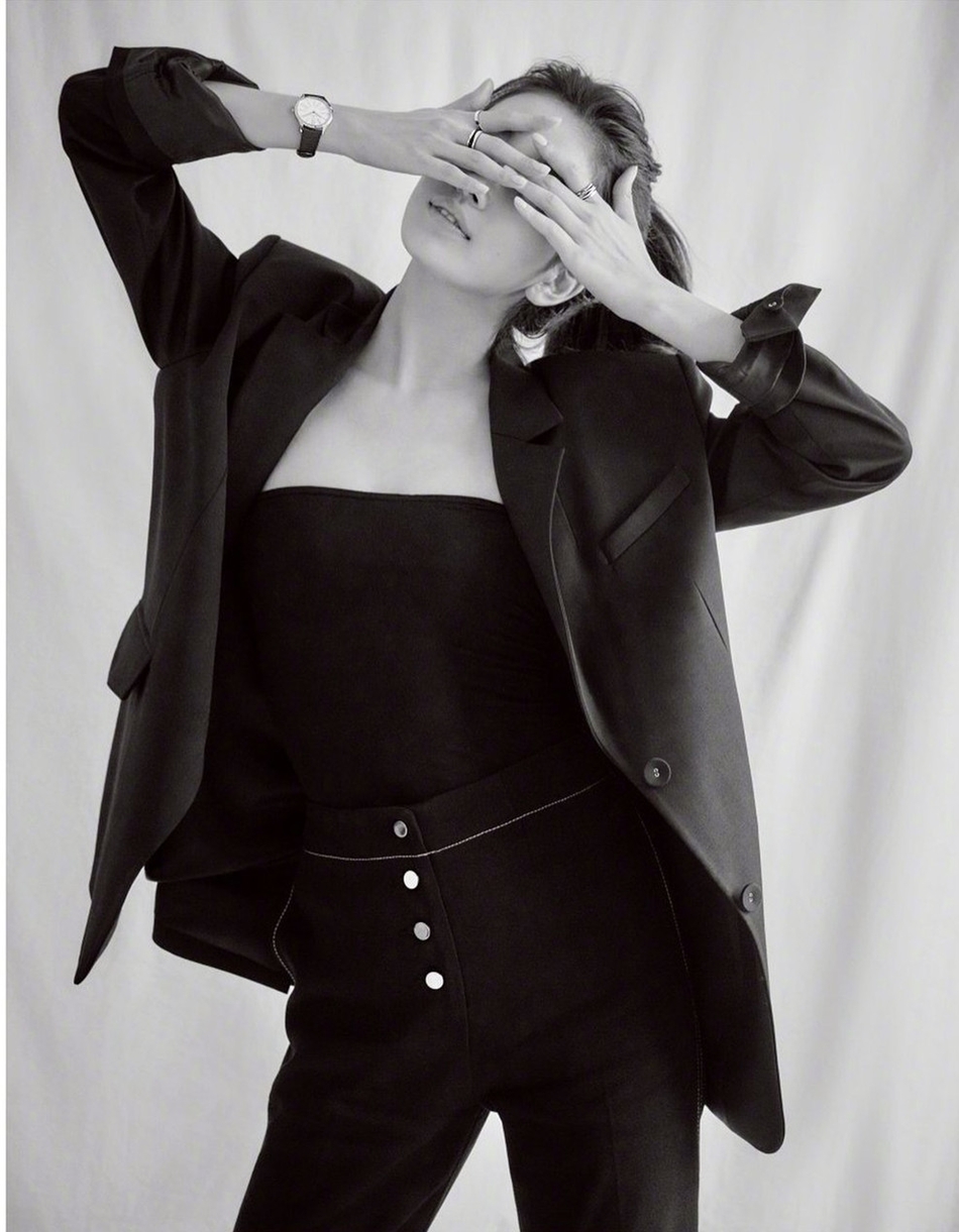 组图:秀智登时尚杂志拍大片 展清纯淑女气质