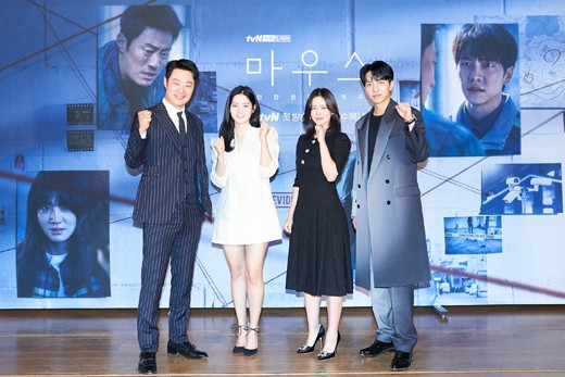 组图：李升基出演tvN新剧《MOUSE》 穿渐变色大衣亮相