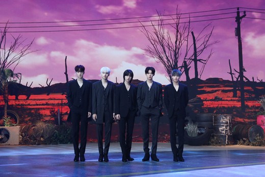 组图：韩男团TXT亮相新专辑释出会 黑衣造型气质酷