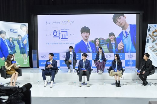 组图：《学校2021》金曜汉新冠康复现身 四主演穿校服亮相