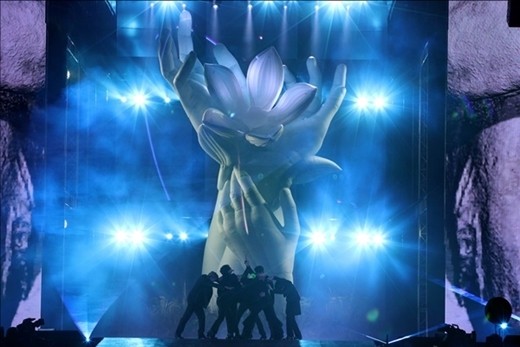 組圖：防彈少年團疫情中首爾開演唱會 場面盛大煙花耀眼