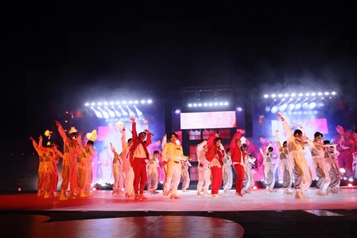 組圖：防彈少年團疫情中首爾開演唱會 場面盛大煙花耀眼