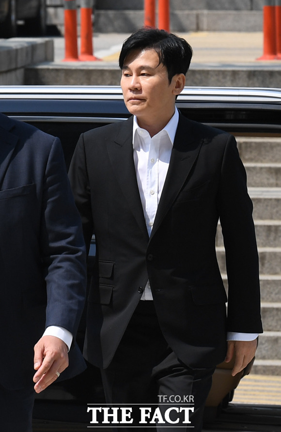 組圖：前YG老闆樑鉉錫出席庭審 因未帶口罩再惹爭議