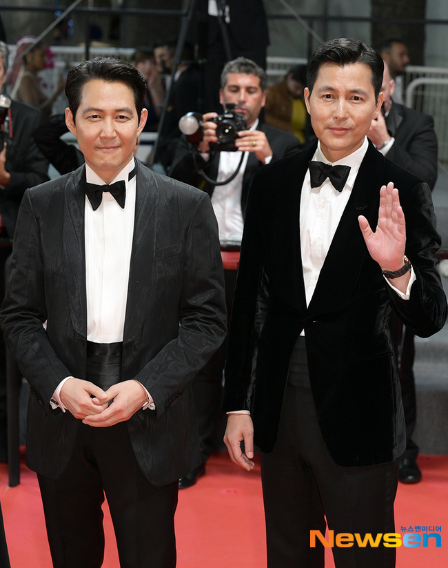 組圖：李政宰導演處女作入圍戛納 攜鄭雨盛等亮相紅毯