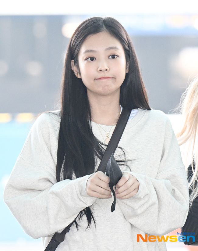 组图：BLACKPINK出发飞往美国巡演 成员黑白造型穿很暖