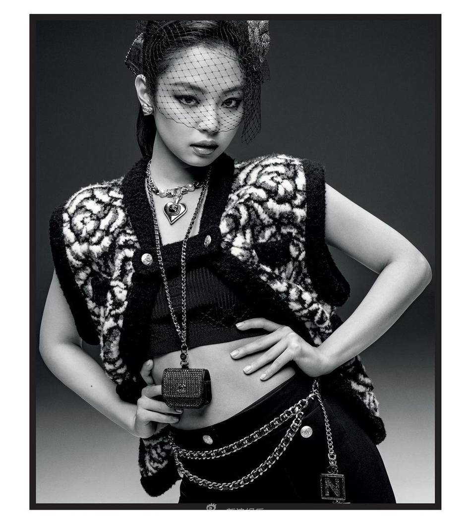 看不懂时尚！JENNIE粉色奶奶衫造型 梦回上世纪80年代