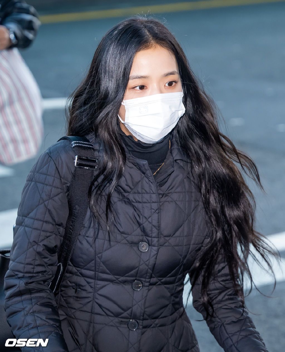 组图：BLACKPINK出发飞往美国巡演 成员黑白造型穿很暖