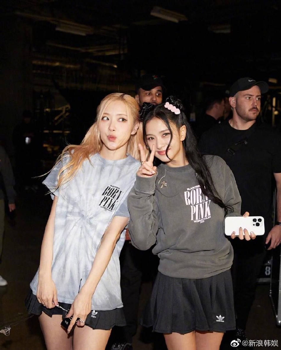 組圖：BLACKPINK樸彩英晒照 與金智秀親密貼貼