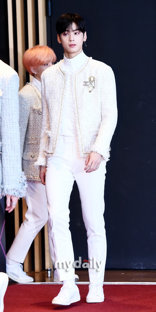 组图:gfriend等韩团亮相红毯 车银优帅气抢镜_高清图集_新浪网