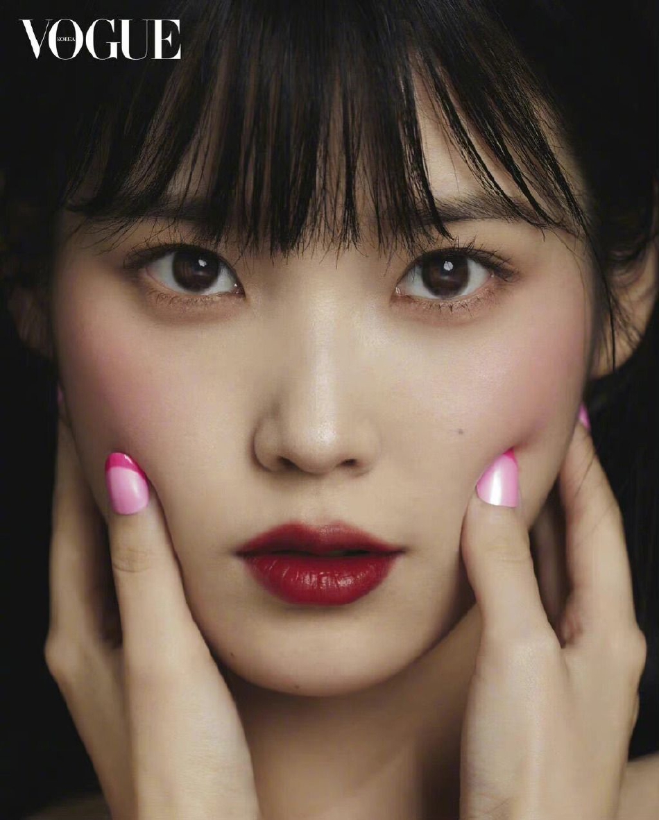 組圖：IU拍攝《VOGUE》大片 眼神靈動氣質迷人