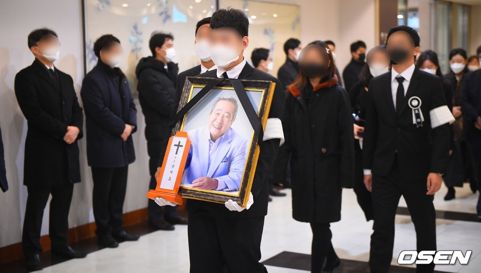 组图：韩国演员宋在浩出殡仪式举行 亲友们送别