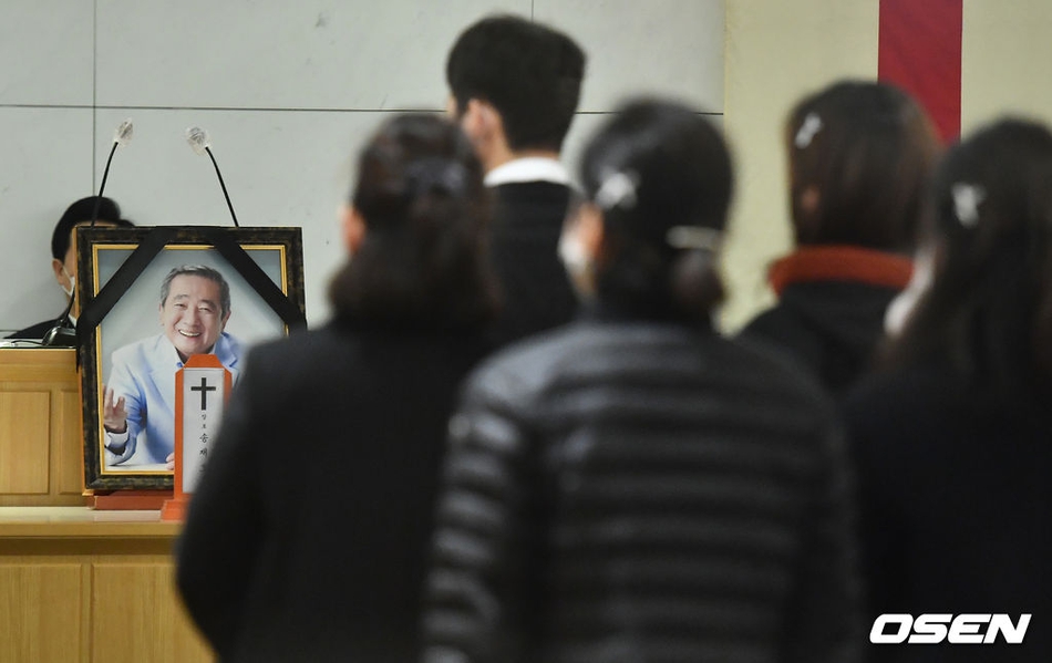 组图：韩国演员宋在浩出殡仪式举行 亲友们送别