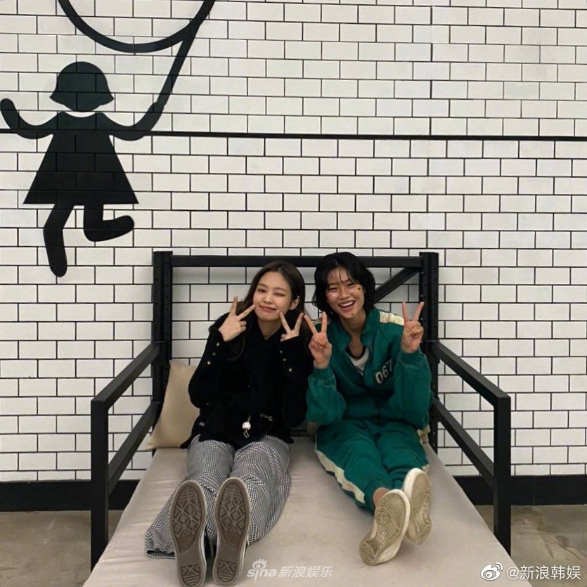 組圖：《魷魚遊戲》鄭浩妍穿深V禮服 與好友Jennie親密同框