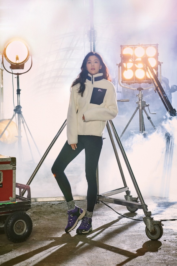 组图:全智贤拍冬季写真气势十足 披羽绒服身材修长