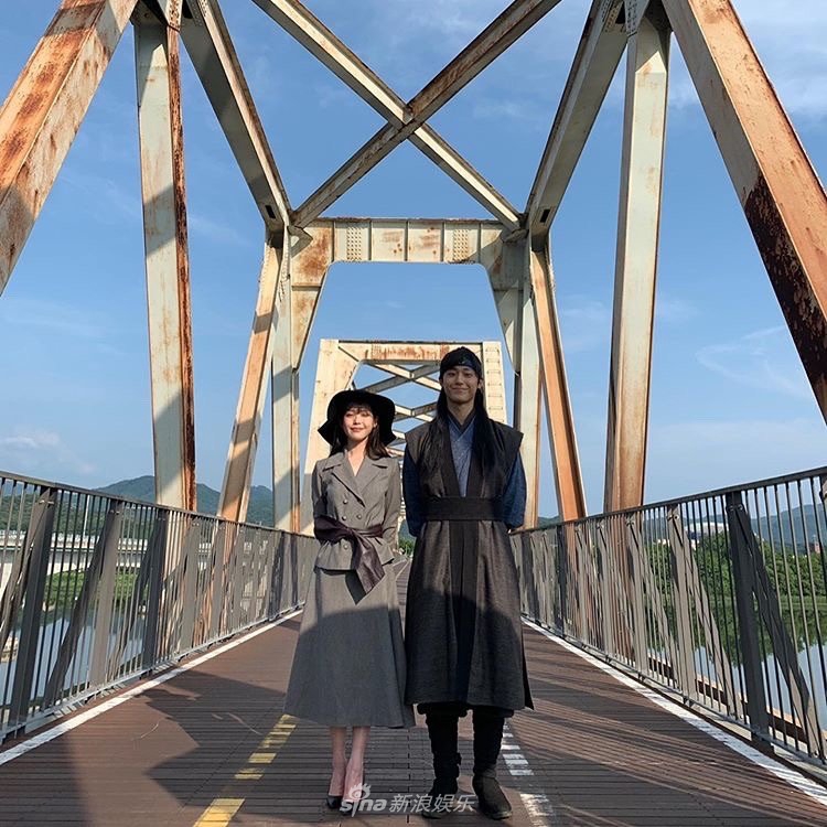组图：IU李到晛同框合照 《德鲁纳酒店》后成为好友