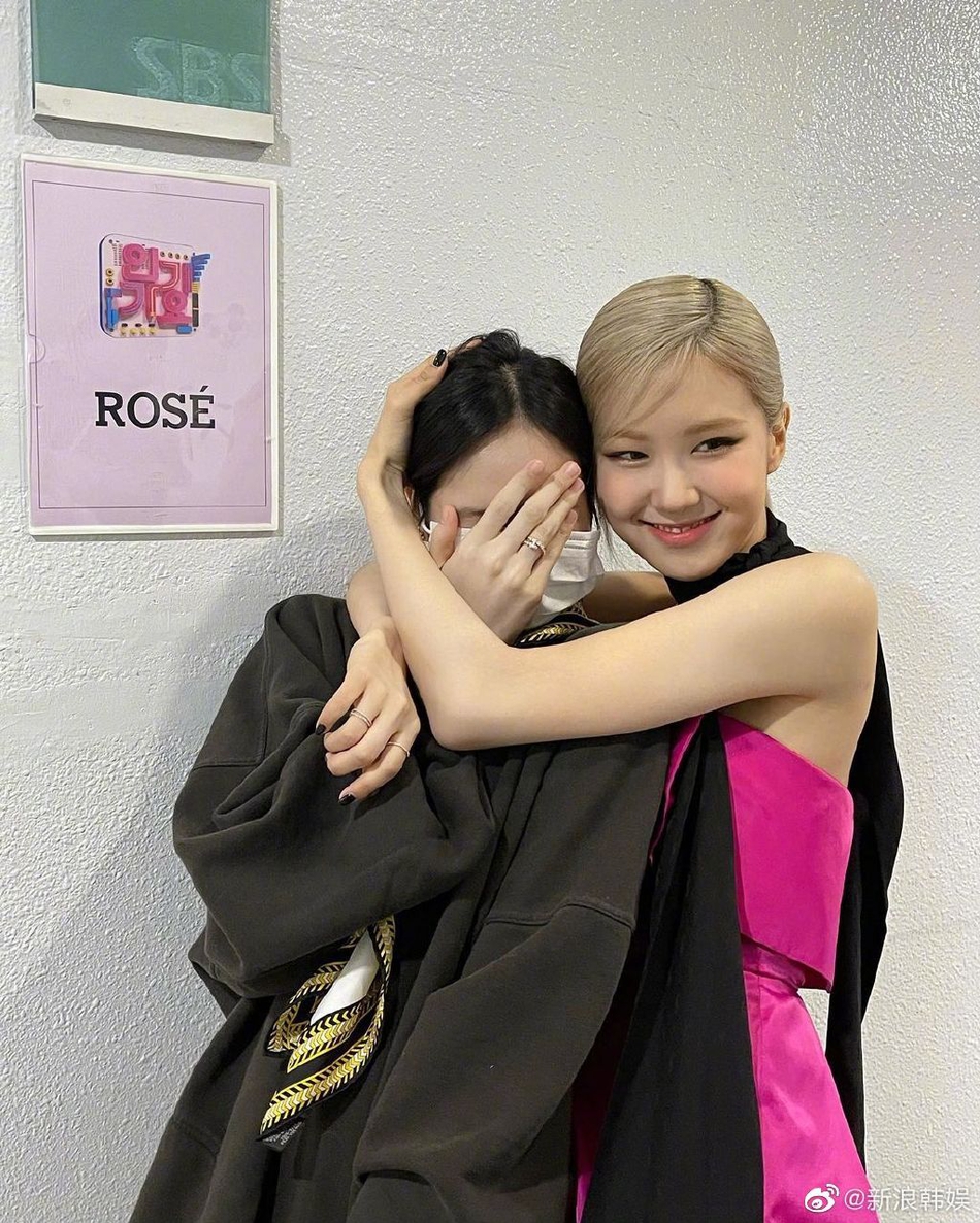 组图:lisa为朴彩英应援送花 捂脸埋头队友怀中_高清图集_新浪网