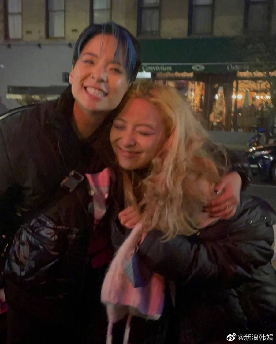 組圖：f(x)成員Amber與Luna紐約重聚 街頭抱抱友情深