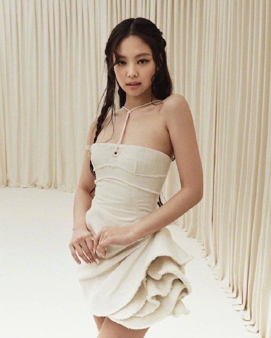 組圖：Jennie一身白裙亮相秀場 麻花辮造型笑容甜