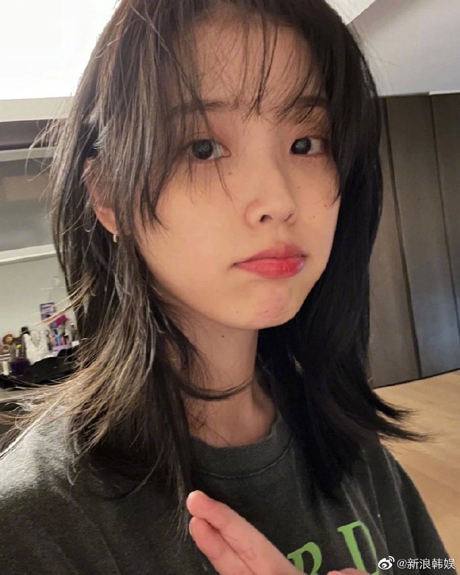 組圖：韓女星IU剪新發型晒自拍 淡妝出鏡露雀斑可愛