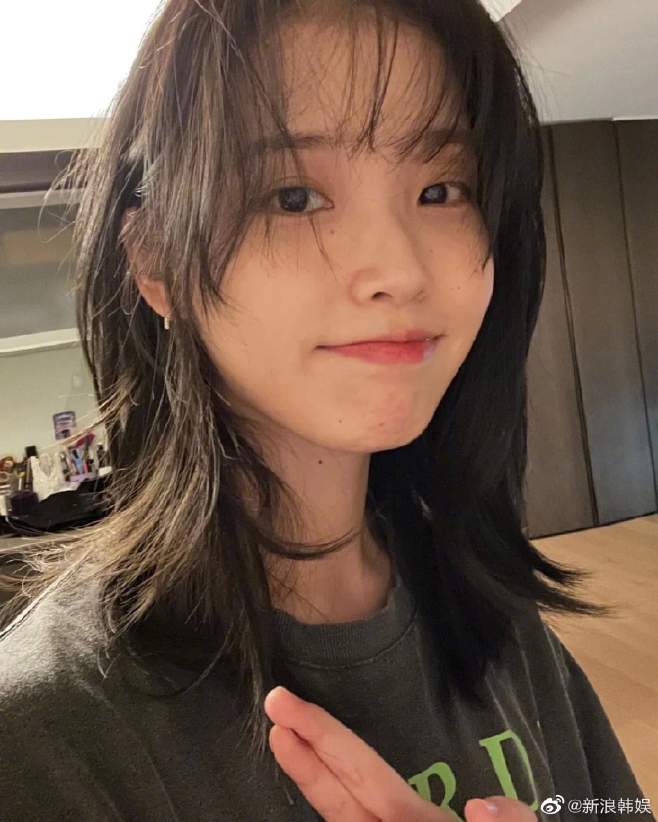 組圖：韓女星IU剪新發型晒自拍 淡妝出鏡露雀斑可愛