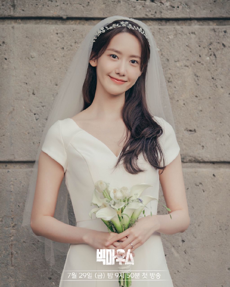 组图：《黑话律师》林允儿剧照 穿婚纱造型甜美可人