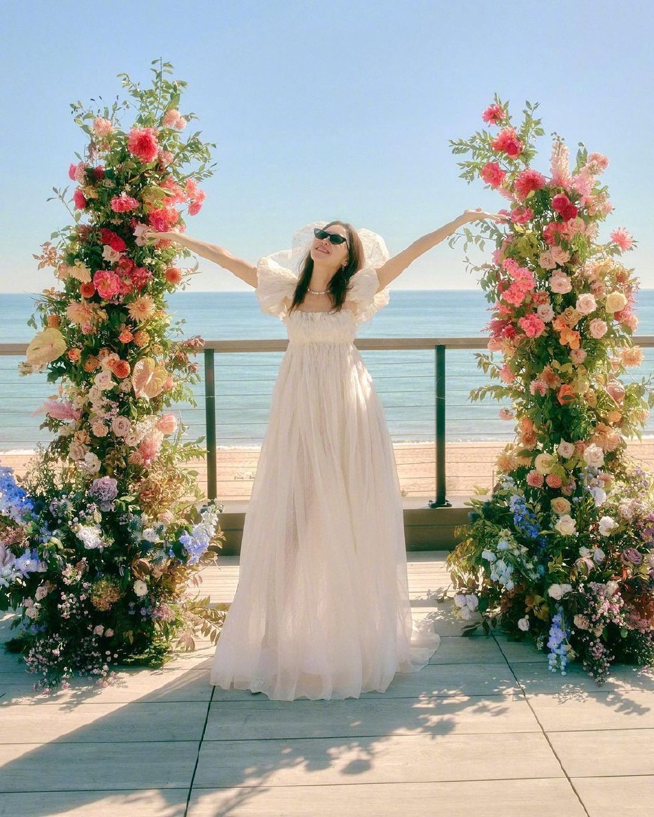 组图：孔晓振晒婚礼当天合照 手挽父母状态自然又开心
