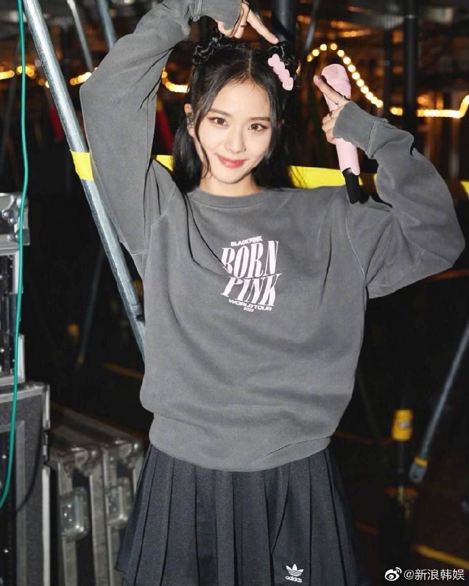 組圖：BLACKPINK樸彩英晒照 與金智秀親密貼貼