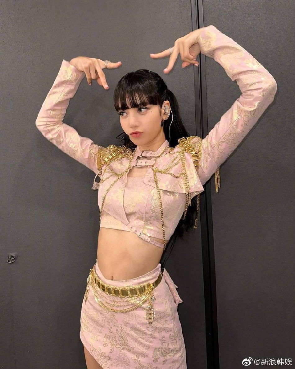 組圖：LISA曬美國演唱會後臺照 扎雙馬尾笑容燦爛