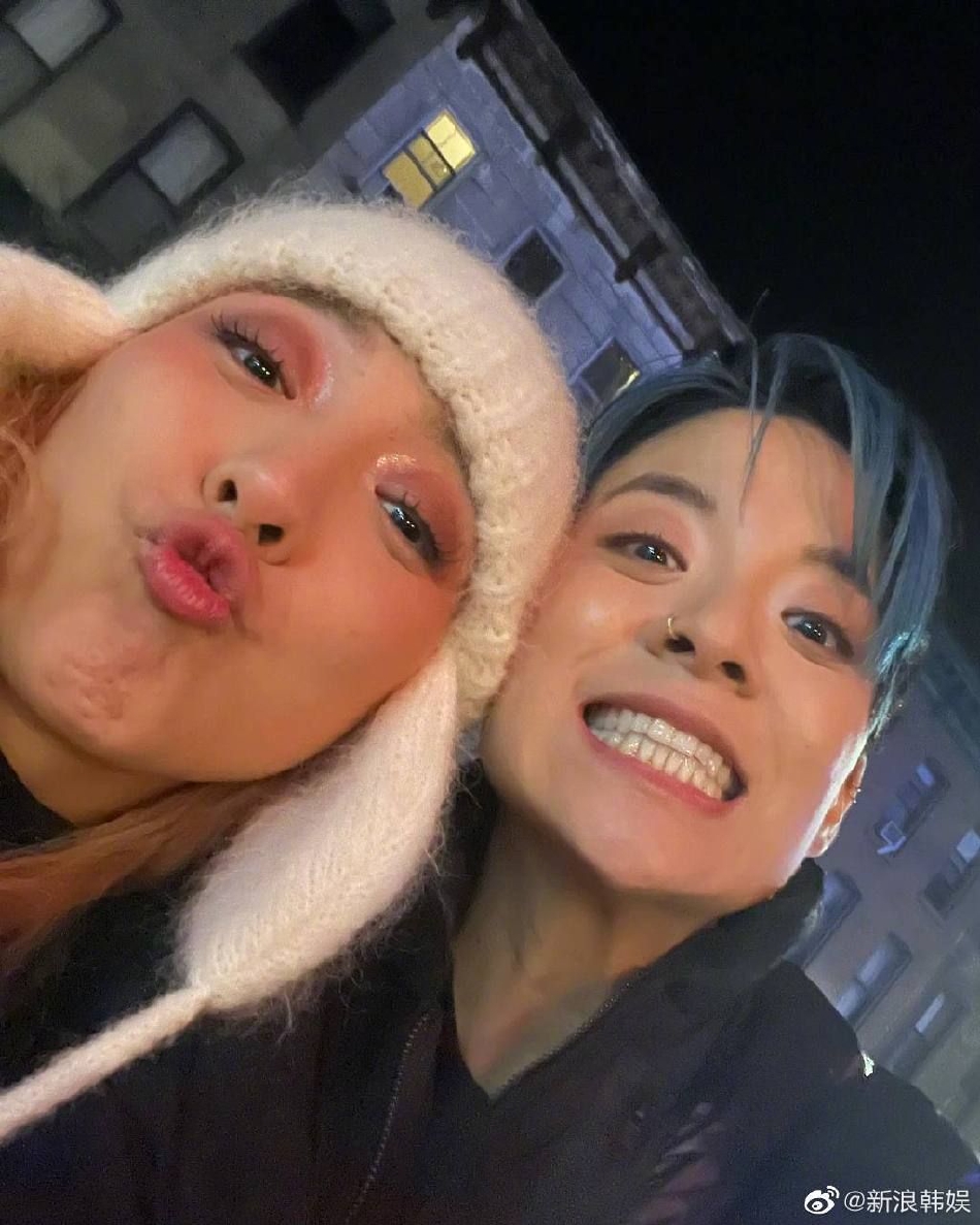 組圖：f(x)成員Amber與Luna紐約重聚 街頭抱抱友情深