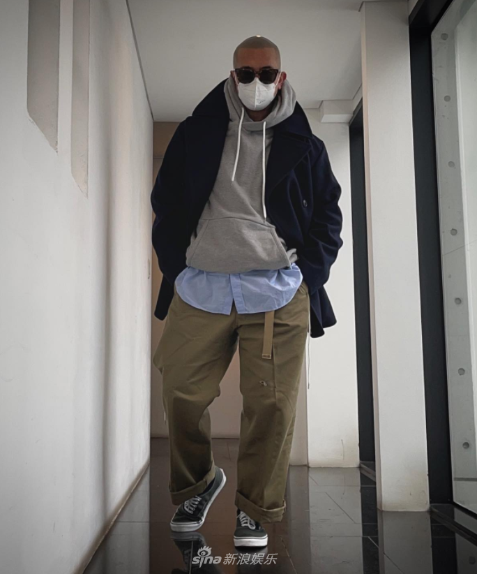 50岁具俊晔长啥样？热衷穿搭摆造型 爱好机车气质酷