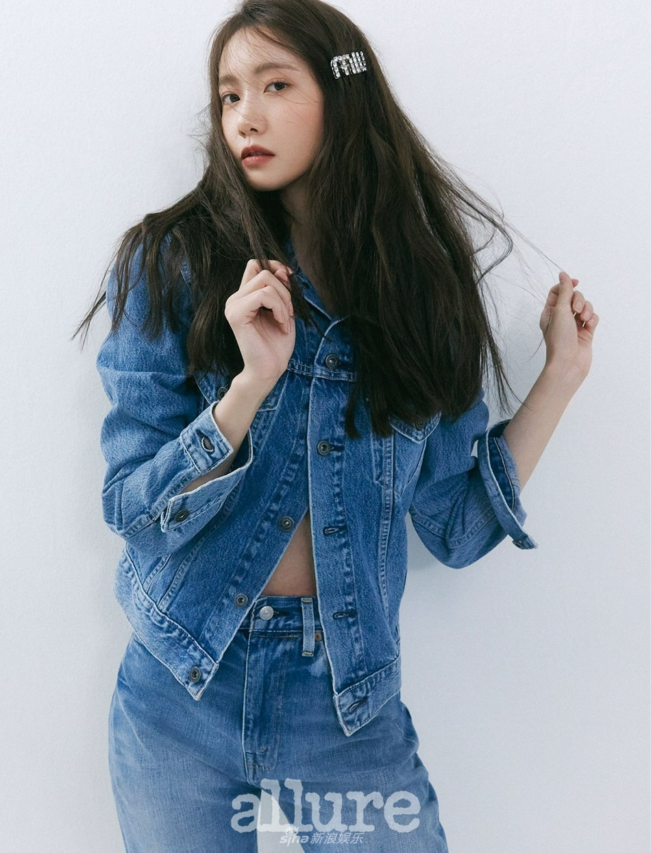 组图：少女时代林允儿登开年杂志封面 气质灵动秀蛮腰