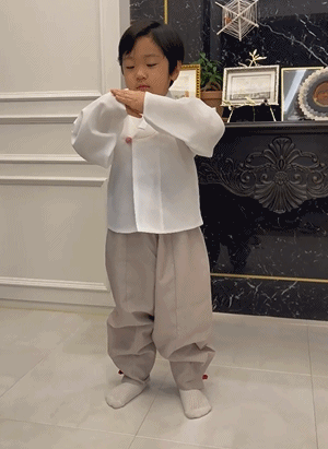 組圖：蔡琳高梓淇兒子穿韓服過中秋 對鏡頭跪拜行大禮