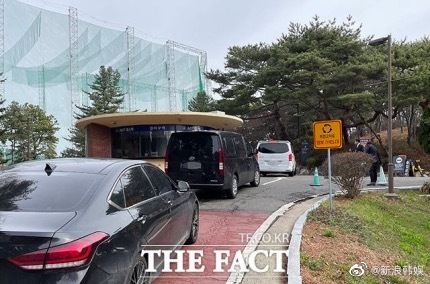 组图：玄彬孙艺珍婚礼酒店严阵以待 仔细检查进出车辆