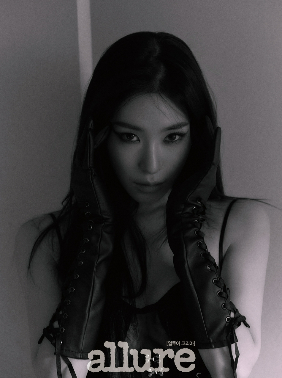 组图：少女时代Tiffany登杂志 穿长裙身材曲线尽显