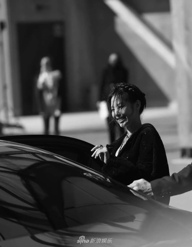 組圖：JENNIE巴黎時裝週頭排看秀 編髮造型場外送飛吻