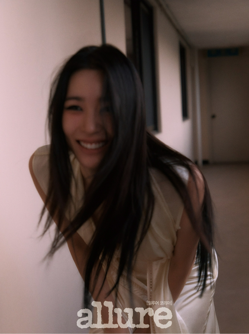 组图：少女时代Tiffany登杂志 穿长裙身材曲线尽显