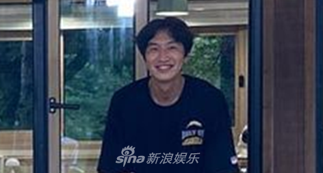 组图：韩孝周李光洙等中秋合照 吴世勋端碗专注吃饭