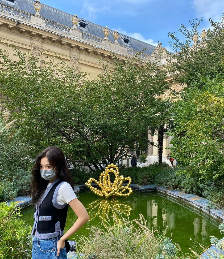 組圖：JENNIE看展覽拍照不停 私下打扮簡約不失型格