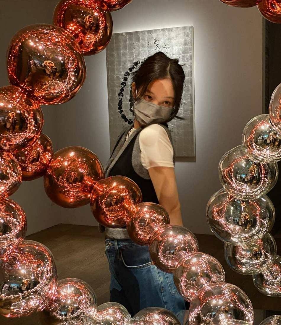 組圖：JENNIE看展覽拍照不停 私下打扮簡約不失型格