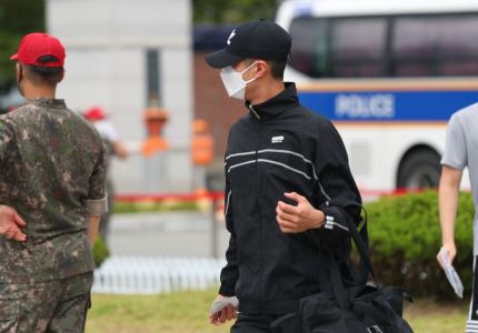组图：朴宝剑军营照公开 站后排戴口罩与战友们合影