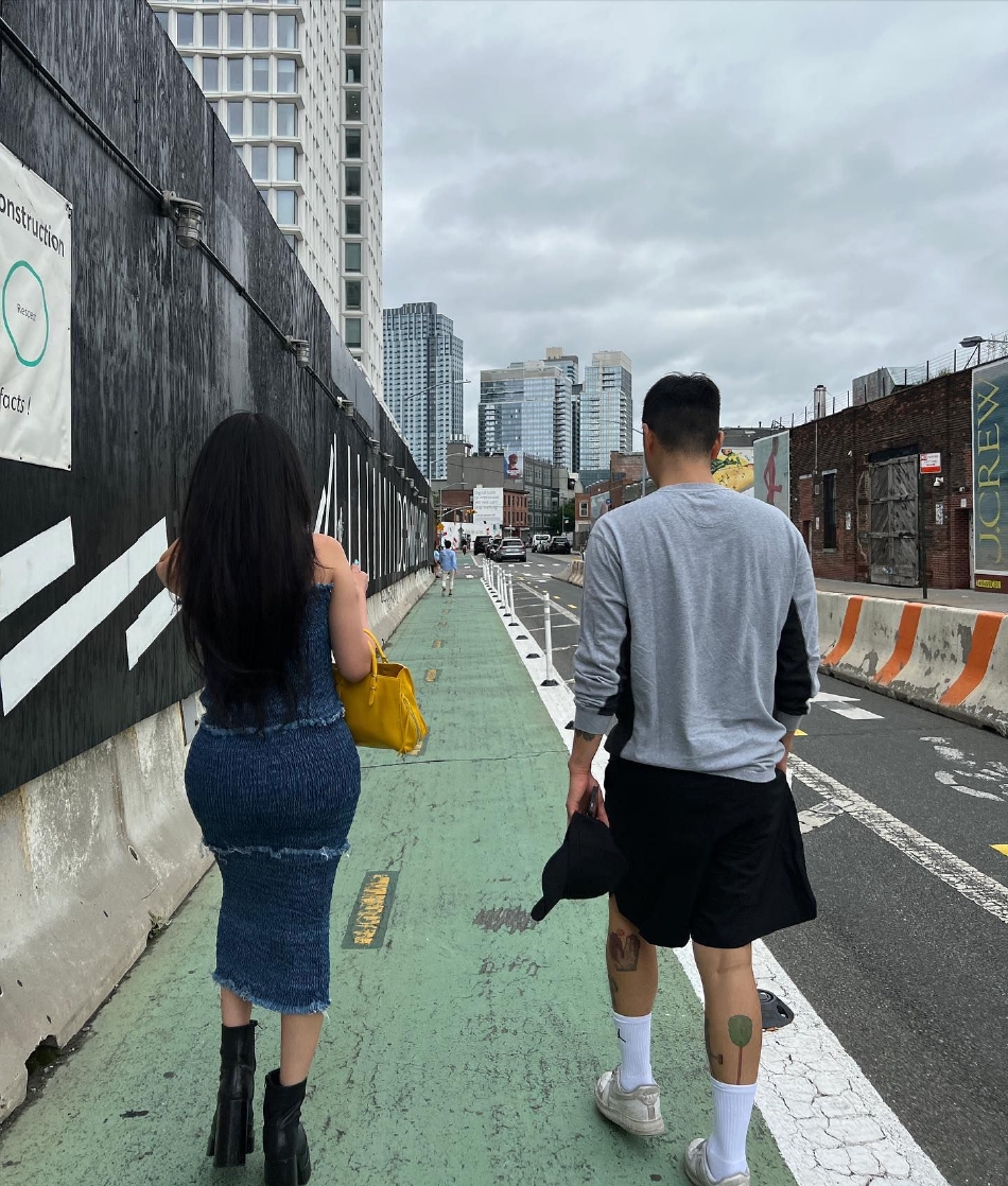 組圖：劉亞仁發男友照片親密同行 紐約看展一起逛街