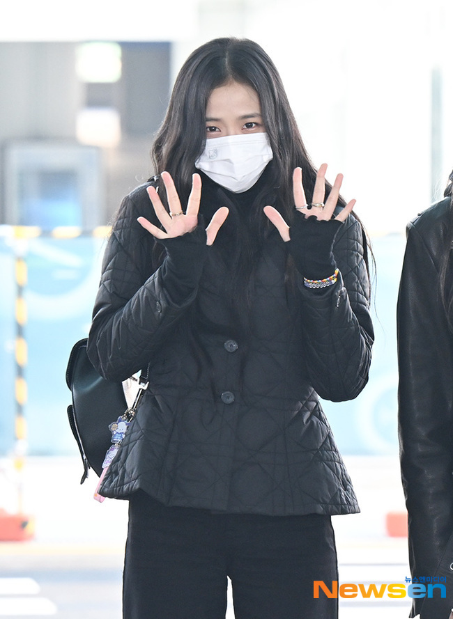 组图：BLACKPINK出发飞往美国巡演 成员黑白造型穿很暖