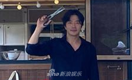 组图：韩孝周李光洙等中秋合照 吴世勋端碗专注吃饭