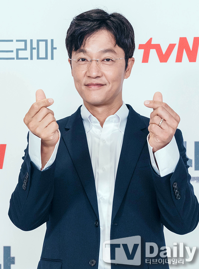 组图：全智贤出席《智异山》释出会 小秀腹肌气质超飒
