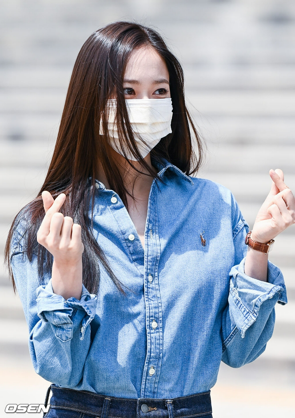 組圖：鄭秀晶參加節目錄制 牛仔造型青春時尚